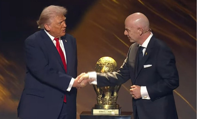 دونالد ترامب الرئيس الأمريكى يفوز بالنسخة الأولى لجائزة "فيفا للسلام"