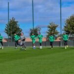 يوسف شيبو ينفي شائعة توقيف جواد بادة ويؤكد استمراره في التعليق على مباريات “الأسود”