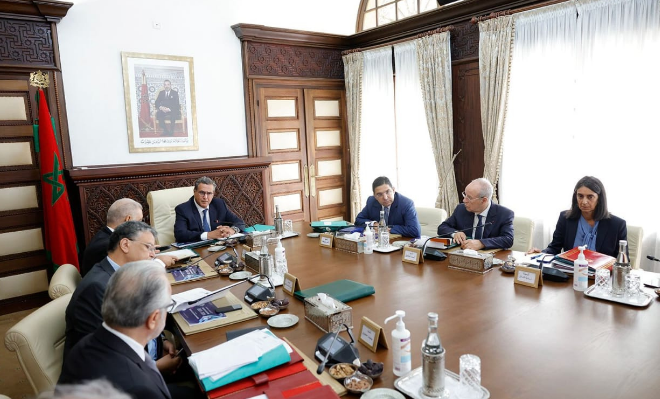 صادق مجلس الحكومة، اليوم الخميس، على مشروع المرسوم رقم 2.25.963، القاضي بتغيير وتتميم المرسوم رقم 2.23.665 الصادر بتاريخ 10 نونبر 2023، والمتعلق بتحديد الخريطة القضائية للمملكة، وذلك بمبادرة من وزير العدل. وأكد مصطفى بايتاس، الوزير المنتدب المكلف بالعلاقات مع البرلمان والناطق الرسمي باسم الحكومة، خلال لقاء صحفي بعد اجتماع المجلس الأسبوعي، أن هذا المشروع يأتي في إطار تفعيل الإرادة الملكية السامية، كما وردت في عدة خطب ملكية، الرامية إلى إصلاح منظومة العدالة وضمان حقوق المتقاضين، بما يتماشى مع مقتضيات الدستور. وأضاف الوزير أن مشروع المرسوم يندرج ضمن الإصلاح الشامل لتوصيات الميثاق الوطني لإصلاح منظومة العدالة، ويهدف إلى تعزيز عدالة فعالة وقريبة من المواطن، من خلال تطوير التنظيم القضائي وتنظيمه بشكل عقلاني، وإحداث أقسام متخصصة في القضاء التجاري والإداري، بما يضمن خدمة أفضل للمتقاضين وتسهيل وصولهم إلى العدالة