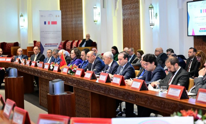 انطلقت اليوم الخميس بالرباط فعاليات الدورة الخامسة للمنتدى البرلماني المغربي-الفرنسي بمشاركة مسؤولين وأعضاء برلمانيين من البلدين في إطار تعزيز الحوار والتعاون المشترك ويرأس هذه الدورة عن الجانب المغربي كل من رئيس مجلس النواب راشيد الطالبي العلمي ورئيس مجلس المستشارين محمد ولد الرشيد بينما يمثل الجانب الفرنسي رئيس مجلس الشيوخ جيرار لارشي ورئيسة الجمعية الوطنية يائيل برون بيفي ويتضمن برنامج الدورة أربع جلسات موضوعاتية تتناول الآفاق الجديدة للتعاون الثنائي وقضايا الأمن ومكافحة الإرهاب والجريمة المنظمة وحقوق المرأة والمشاركة في الحياة العامة إضافة إلى الانتقال الطاقي والطاقات المتجددة ويشارك في هذه الجلسات عدد من الوزراء والمسؤولين عن القطاعات المعنية من الجانب المغربي ويصاحب المنتدى نشاط دبلوماسي مكثف ومباحثات ثنائية بين الجانبين ويؤكد هذا المنتدى دوره كفضاء للحوار وتبادل الرؤى بين البرلمانيين المغاربة ونظرائهم الفرنسيين لتنسيق المواقف وتدارس القضايا الاستراتيجية ذات الاهتمام المشترك بين البلدين