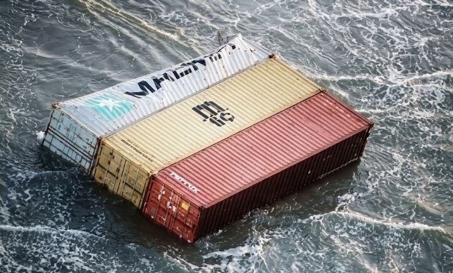 إغلاق مؤقت لميناء Casablanca بعد سقوط حاويات في البحر وظهور بعضها بشاطئ Ain Diab