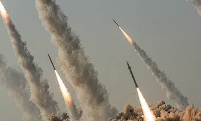 صواريخ إيرانية تستهدف الخليج… الإمارات تعترض مقذوفات والأردن يسقط صواريخ دون أضرار