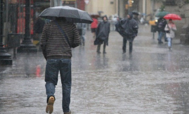 أصدرت المديرية العامة للأرصاد الجوية نشرة إنذارية من مستوى يقظة “برتقالي”، تحذر فيها من تساقطات مطرية رعدية قوية مرفوقة أحيانًا بتساقط البرد، إضافة إلى رياح عاصفية محليًا قوية، وذلك يومي الجمعة والسبت بعدد كبير من مناطق المملكة. ووفق المعطيات الرسمية، فمن المرتقب أن تتراوح مقاييس الأمطار ما بين 40 و65 ملم بكل من الحسيمة، الخميسات، بني ملال، الحاجب، إفران، خنيفرة، صفرو، تاونات، تازة، شفشاون، الفحص-أنجرة، العرائش، وزان، طنجة-أصيلة، تطوان، والمضيق-الفنيدق. كما يُتوقع تسجيل تساقطات تتراوح بين 30 و40 ملم في الدريوش، سلا، الرباط، القنيطرة، تمارة-الصخيرات، فاس، مولاي يعقوب، مكناس، سيدي قاسم، سيدي سليمان، بنسليمان، خريبكة، أزيلال وجرسيف. وستمتد هذه الاضطرابات الجوية من الساعة السادسة صباحًا من يوم الجمعة إلى السادسة صباحًا من يوم السبت. من جهة أخرى، تشير التوقعات إلى هبوب رياح عاصفية تتراوح سرعتها بين 75 و85 كلم في الساعة بعدد واسع من الأقاليم، من بينها الرباط، سلا، طنجة، الحسيمة، الناظور، وجدة، الرشيدية، ورزازات، ميدلت، كلميم، الحوز، تارودانت، سيدي إفني، تزنيت وغيرها من المناطق الشمالية والوسطى والجنوبية.